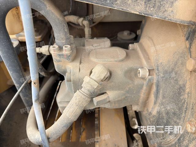 液壓泵艙室正面整體（整機外觀）