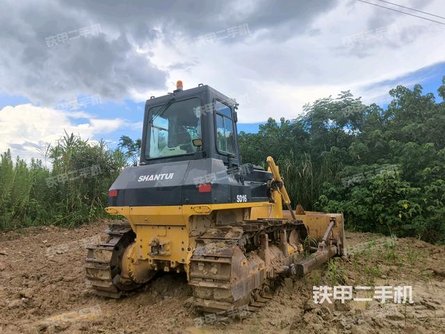 右后45°(推土機(jī)整車外觀) 右后45°(推土機(jī)整車外觀)