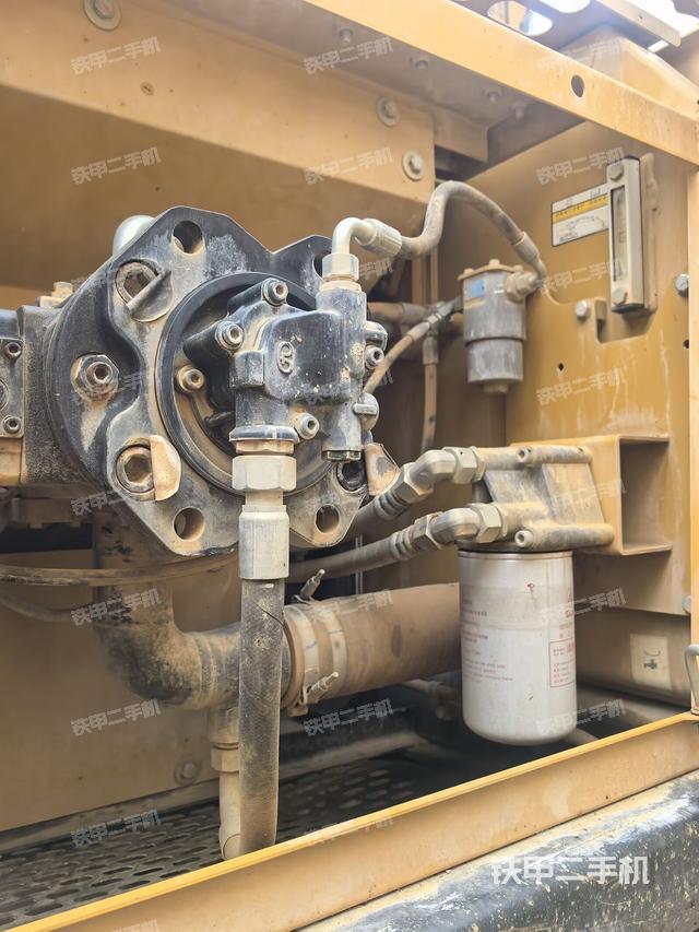 液壓泵艙室正面整體(整機外觀) 液壓泵艙室正面整體(整機外觀)