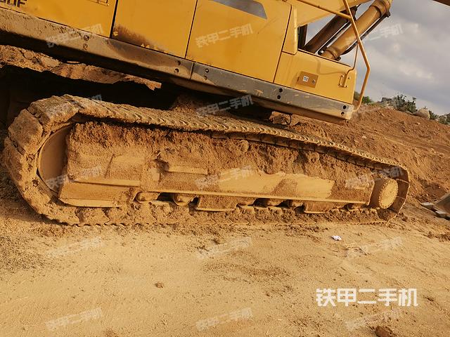 單側(cè)履帶整體(整機(jī)外觀) 單側(cè)履帶整體(整機(jī)外觀)