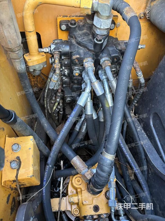 回轉(zhuǎn)馬達(dá)和主控閥(整機(jī)外觀) 回轉(zhuǎn)馬達(dá)和主控閥(整機(jī)外觀)