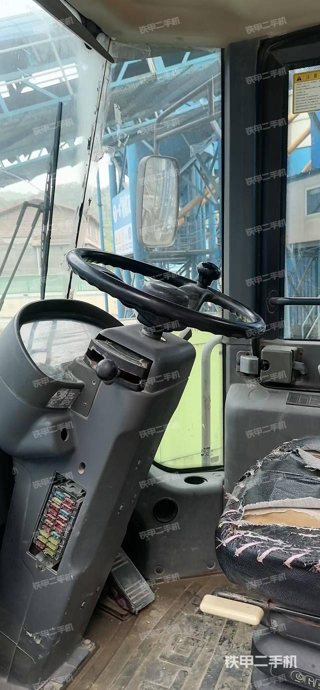 駕駛室工作臺(整機(jī)外觀及大件) 駕駛室工作臺(整機(jī)外觀及大件)