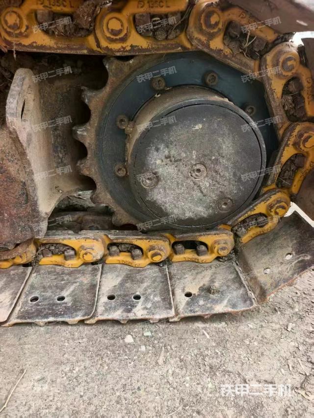 單側(cè)履帶整體(整機(jī)外觀) 單側(cè)履帶整體(整機(jī)外觀)
