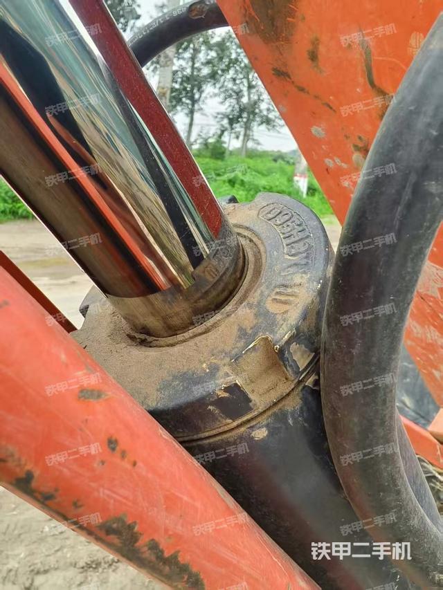 駕駛室頂部(整機(jī)外觀) 駕駛室頂部(整機(jī)外觀)