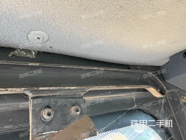 駕駛室頂部(整機(jī)外觀) 駕駛室頂部(整機(jī)外觀)