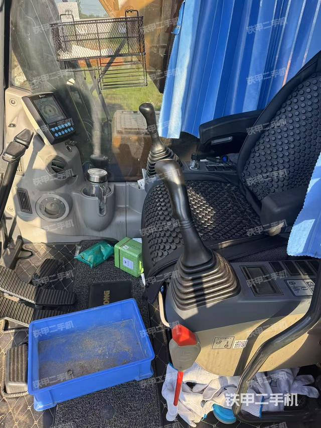 驾驶室整体(整机外观) 驾驶室整体(整机外观)