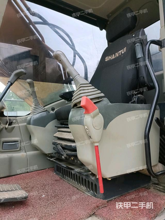 驾驶室整体(整机外观) 驾驶室整体(整机外观)