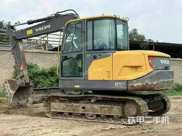 駕駛室整體(整機(jī)外觀) 駕駛室整體(整機(jī)外觀)