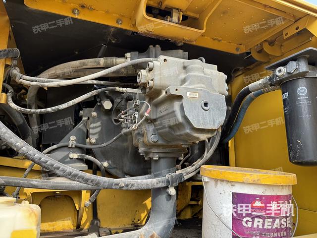 液壓泵艙室正面整體(整機(jī)外觀) 液壓泵艙室正面整體(整機(jī)外觀)