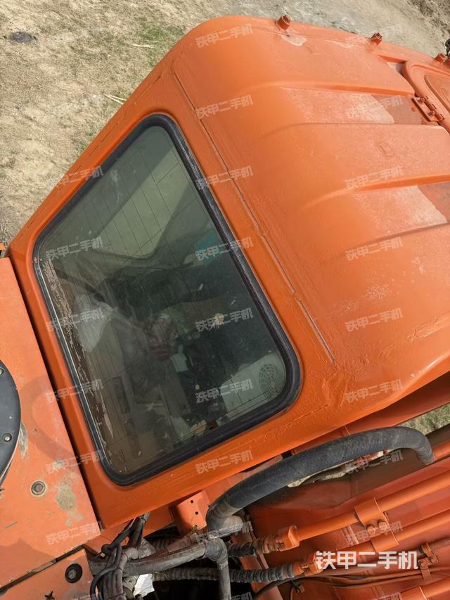 駕駛室頂部(整機(jī)外觀) 駕駛室頂部(整機(jī)外觀)