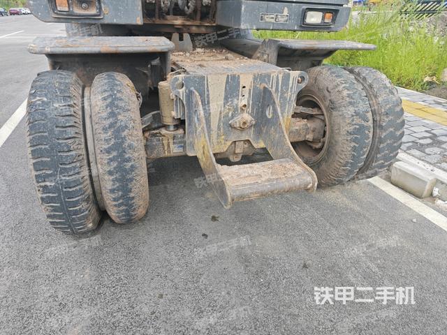 转盘和下车架正前(工作和回转装置) 转盘和下车架正前(工作和回转装置)