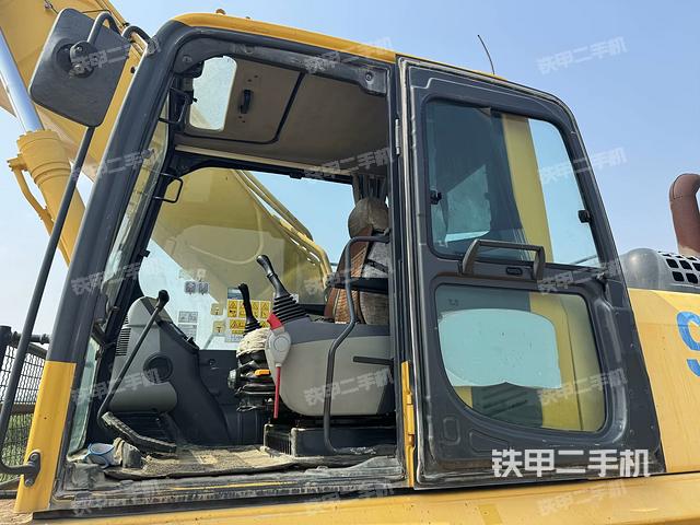 駕駛室整體(整機(jī)外觀) 駕駛室整體(整機(jī)外觀)