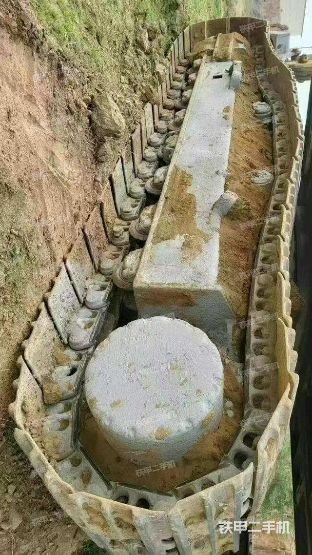 单侧履带整体(整机外观) 单侧履带整体(整机外观)