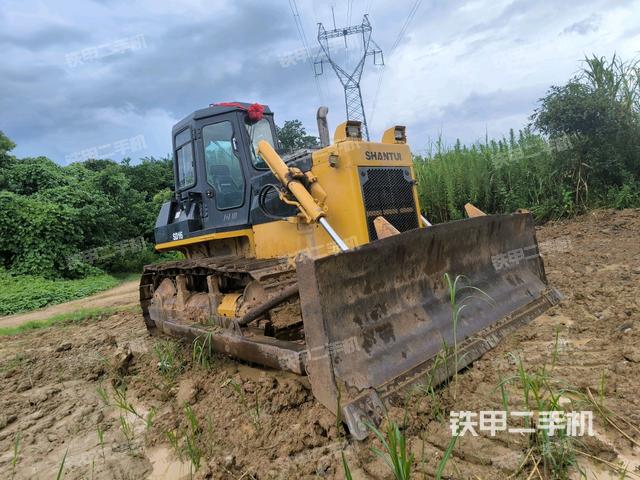 右前45°(推土機(jī)整車外觀) 右前45°(推土機(jī)整車外觀)