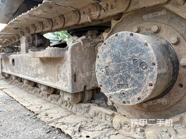 單側(cè)履帶整體(整機(jī)外觀) 單側(cè)履帶整體(整機(jī)外觀)
