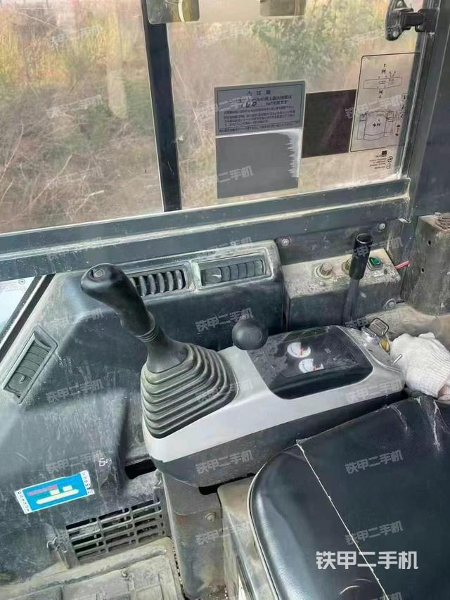 液壓泵艙室正面整體(整機(jī)外觀) 液壓泵艙室正面整體(整機(jī)外觀)