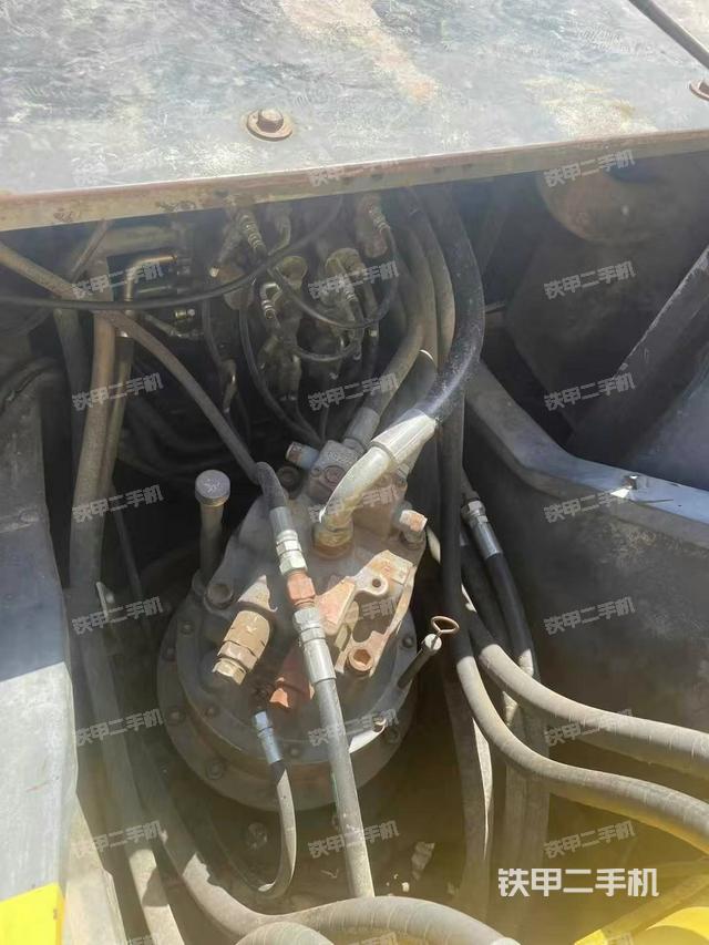 回轉(zhuǎn)馬達和主控閥(整機外觀) 回轉(zhuǎn)馬達和主控閥(整機外觀)