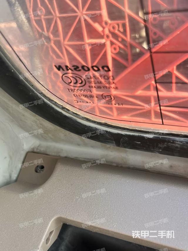 駕駛室頂部(整機(jī)外觀) 駕駛室頂部(整機(jī)外觀)