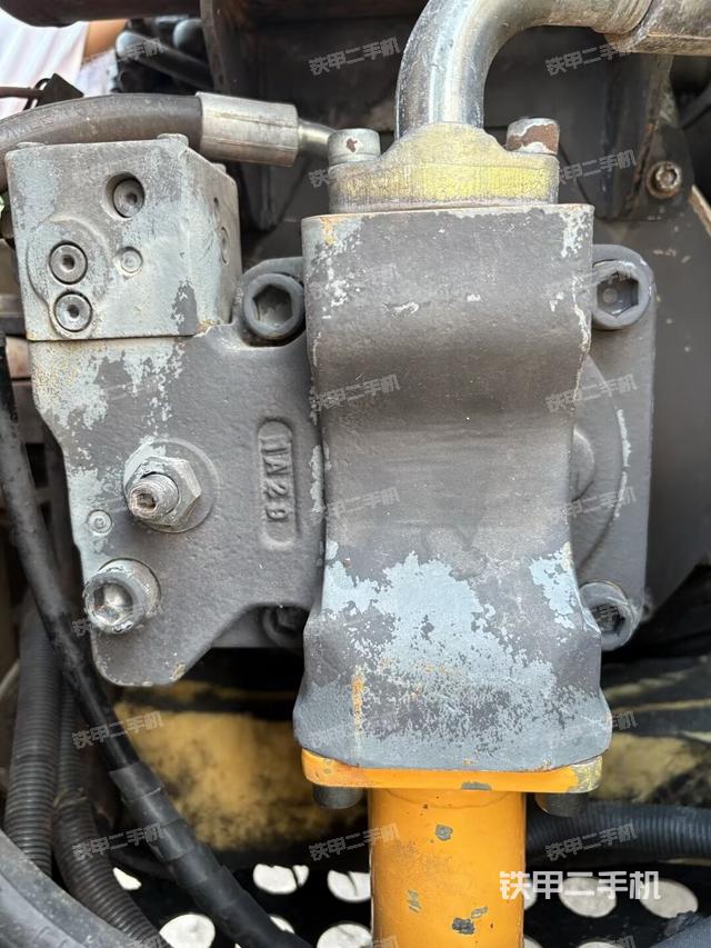 液壓泵艙室正面整體(整機(jī)外觀) 液壓泵艙室正面整體(整機(jī)外觀)