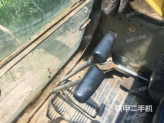 行走控制手柄和踏板?俯拍(駕駛室部分) 行走控制手柄和踏板?俯拍(駕駛室部分)