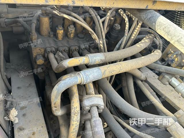 回转马达和主控阀(整机外观) 回转马达和主控阀(整机外观)