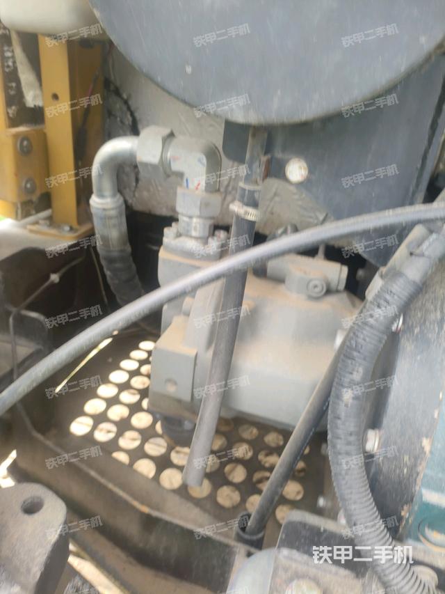 液压泵舱室正面整体(整机外观) 液压泵舱室正面整体(整机外观)