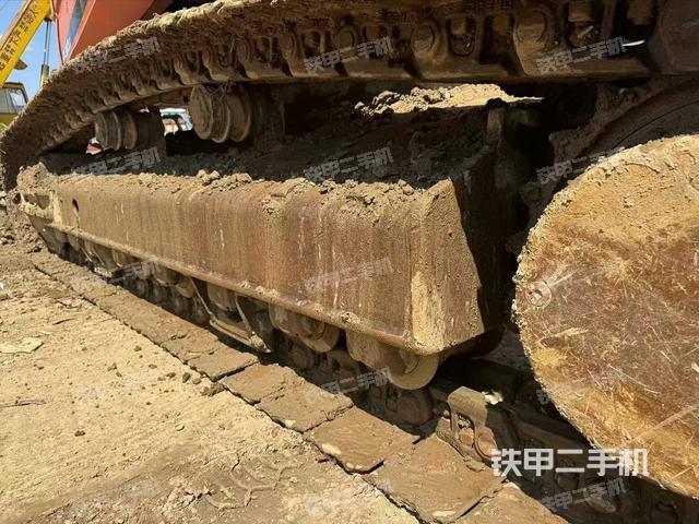 單側(cè)履帶整體(整機(jī)外觀) 單側(cè)履帶整體(整機(jī)外觀)