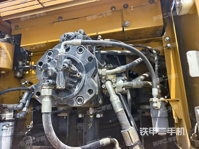 液压泵舱室正面整体(整机外观) 液压泵舱室正面整体(整机外观)