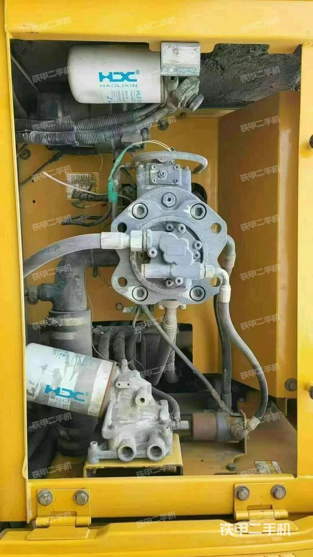 液压泵舱室正面整体(整机外观) 液压泵舱室正面整体(整机外观)