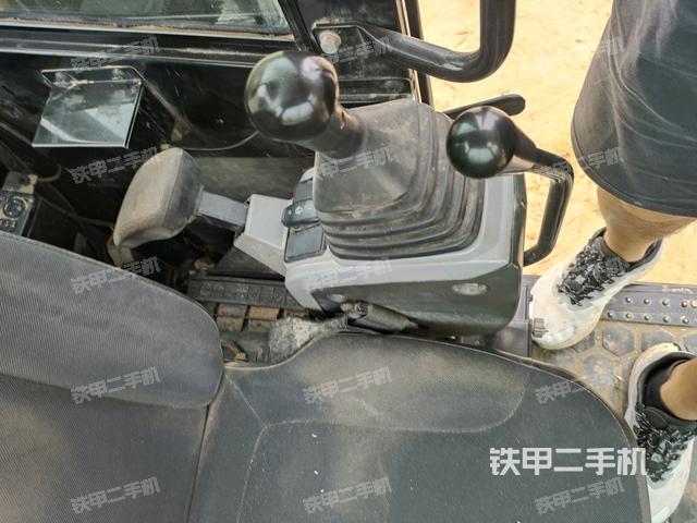座椅右側(cè)控制臺(tái)/鑰匙門/油門/含右手柄(駕駛室部分) 座椅右側(cè)控制臺(tái)/鑰匙門/油門/含右手柄(駕駛室部分)
