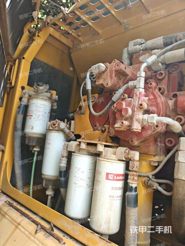 液壓泵艙室正面整體(整機外觀) 液壓泵艙室正面整體(整機外觀)