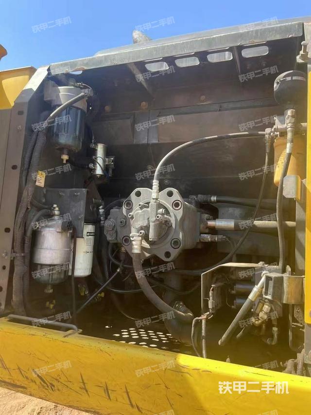 液壓泵艙室正面整體(整機外觀) 液壓泵艙室正面整體(整機外觀)