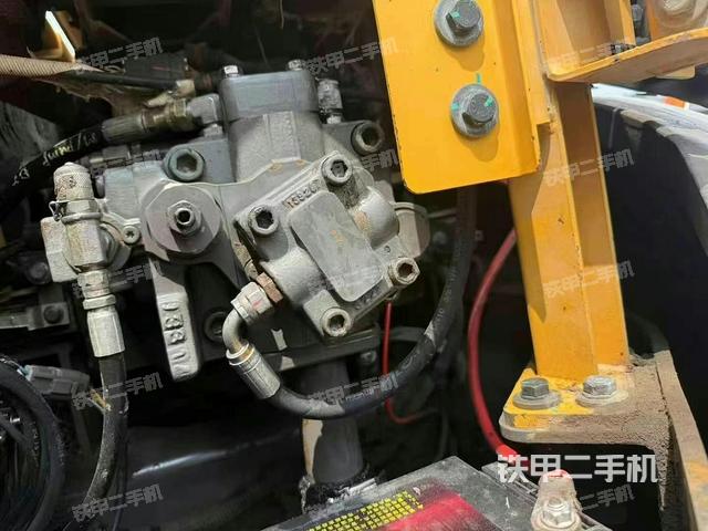 液壓泵艙室正面整體(整機(jī)外觀) 液壓泵艙室正面整體(整機(jī)外觀)