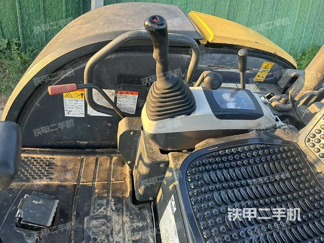 駕駛室整體(整機(jī)外觀) 駕駛室整體(整機(jī)外觀)