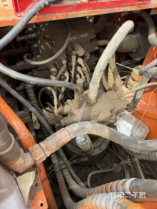 回轉(zhuǎn)馬達(dá)和主控閥(整機(jī)外觀) 回轉(zhuǎn)馬達(dá)和主控閥(整機(jī)外觀)