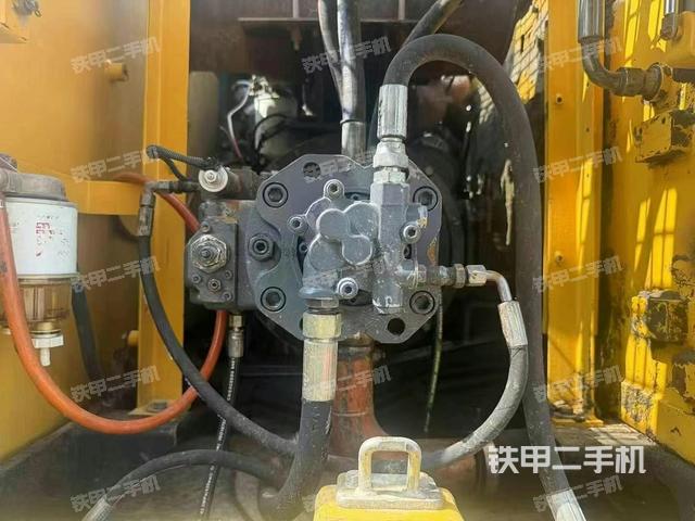 液壓泵艙室正面整體(整機(jī)外觀) 液壓泵艙室正面整體(整機(jī)外觀)