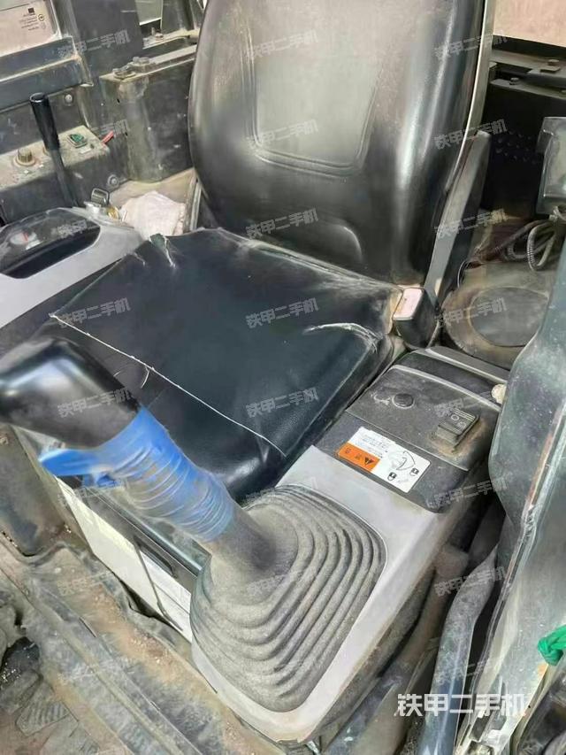 駕駛室頂部(整機(jī)外觀) 駕駛室頂部(整機(jī)外觀)
