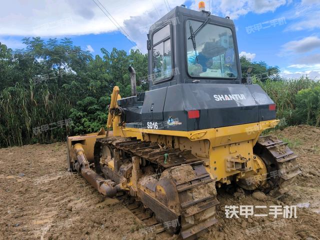 左后45°(推土機(jī)整車外觀) 左后45°(推土機(jī)整車外觀)