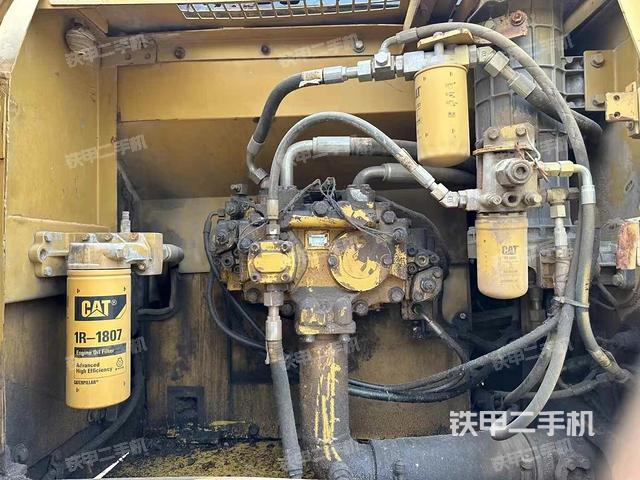 液壓泵艙室正面整體(整機外觀) 液壓泵艙室正面整體(整機外觀)