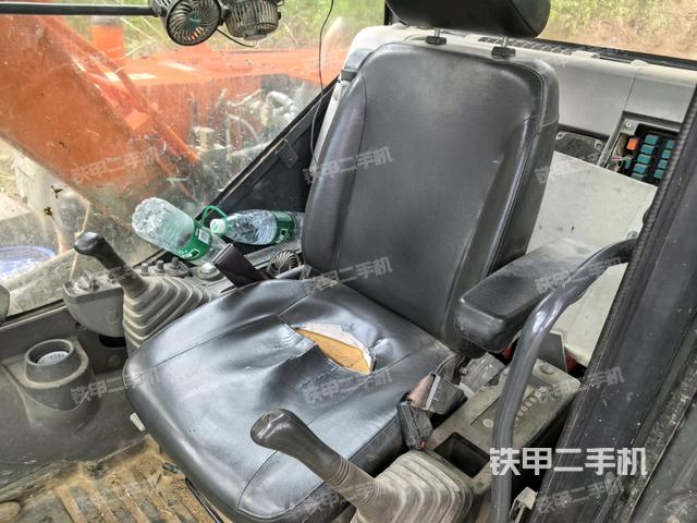 座椅右側(cè)控制臺/鑰匙門/油門/含右手柄(駕駛室部分) 座椅右側(cè)控制臺/鑰匙門/油門/含右手柄(駕駛室部分)