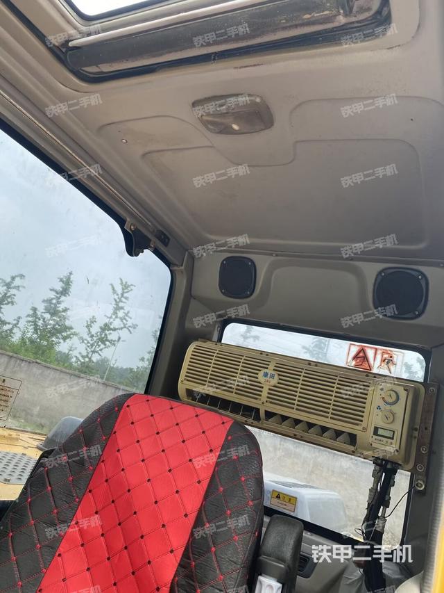 駕駛室頂部(整機(jī)外觀) 駕駛室頂部(整機(jī)外觀)