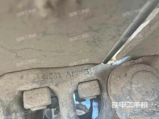 單側(cè)履帶整體(整機(jī)外觀) 單側(cè)履帶整體(整機(jī)外觀)