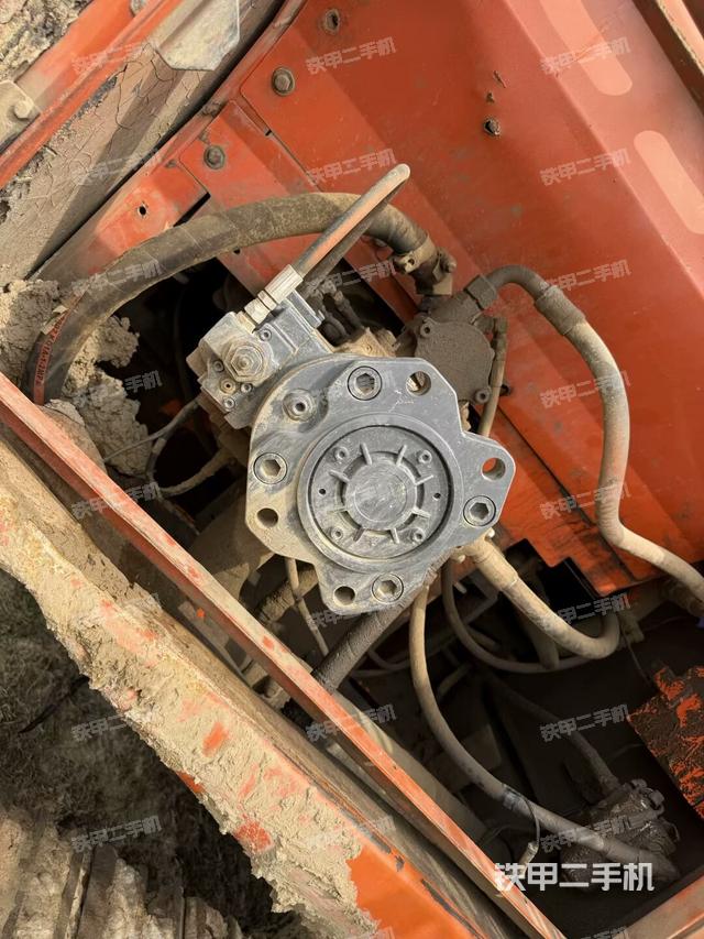 液壓泵艙室正面整體(整機(jī)外觀) 液壓泵艙室正面整體(整機(jī)外觀)