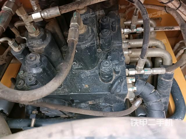 回轉(zhuǎn)馬達(dá)和主控閥(整機(jī)外觀) 回轉(zhuǎn)馬達(dá)和主控閥(整機(jī)外觀)