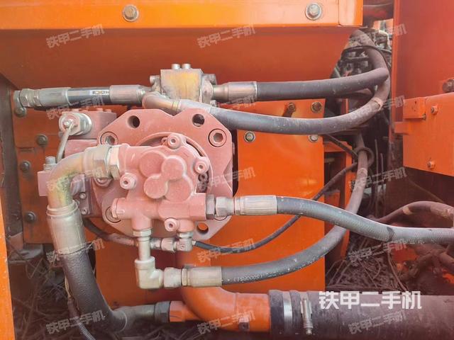 液压泵舱室正面整体(整机外观) 液压泵舱室正面整体(整机外观)