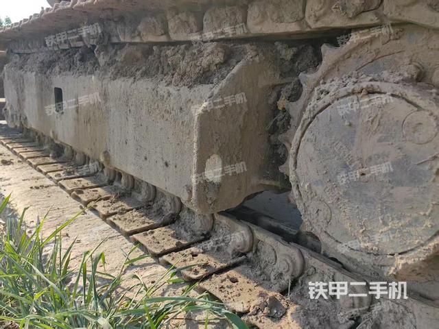 單側(cè)履帶整體(整機(jī)外觀) 單側(cè)履帶整體(整機(jī)外觀)