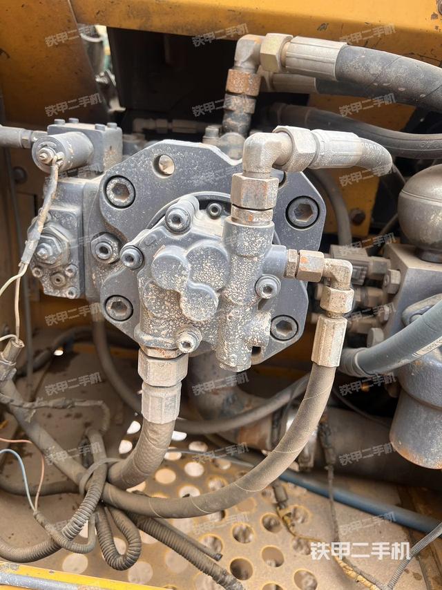 液壓泵艙室正面整體(整機(jī)外觀) 液壓泵艙室正面整體(整機(jī)外觀)
