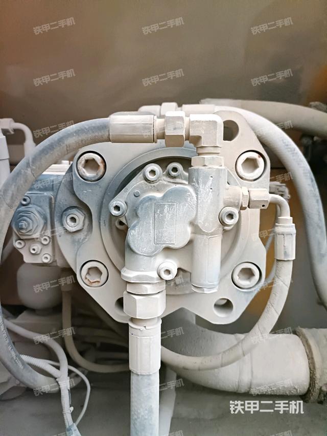 液压泵舱室正面整体(整机外观) 液压泵舱室正面整体(整机外观)