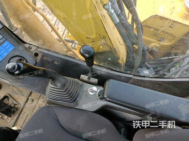 座椅右侧控制台/钥匙门/油门/含右手柄(驾驶室部分) 座椅右侧控制台/钥匙门/油门/含右手柄(驾驶室部分)
