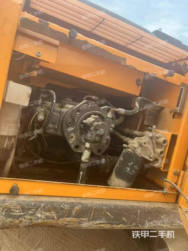 液壓泵艙室正面整體(整機(jī)外觀) 液壓泵艙室正面整體(整機(jī)外觀)